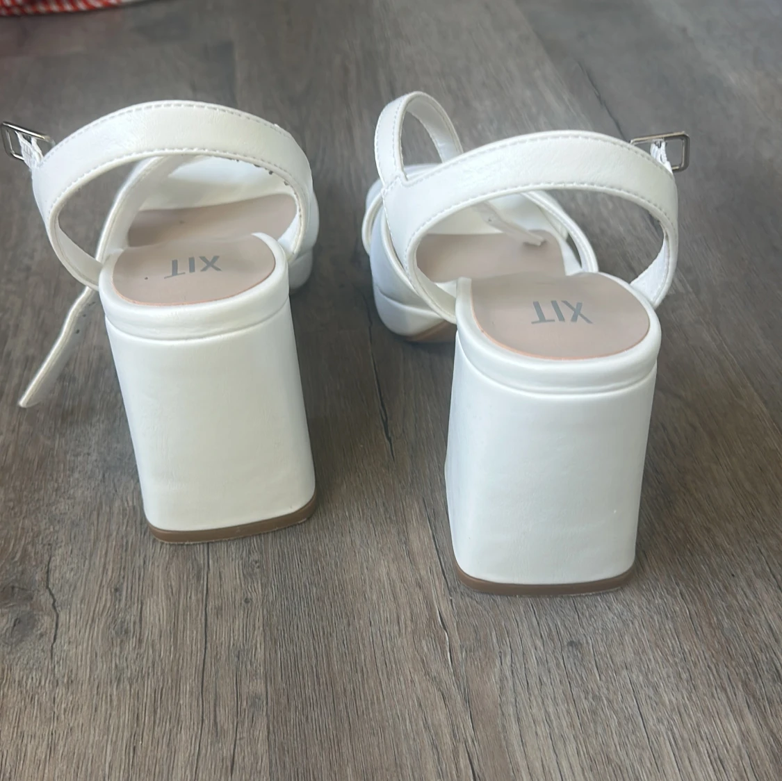 Vita chunky sandaler med klack från XIT - 3