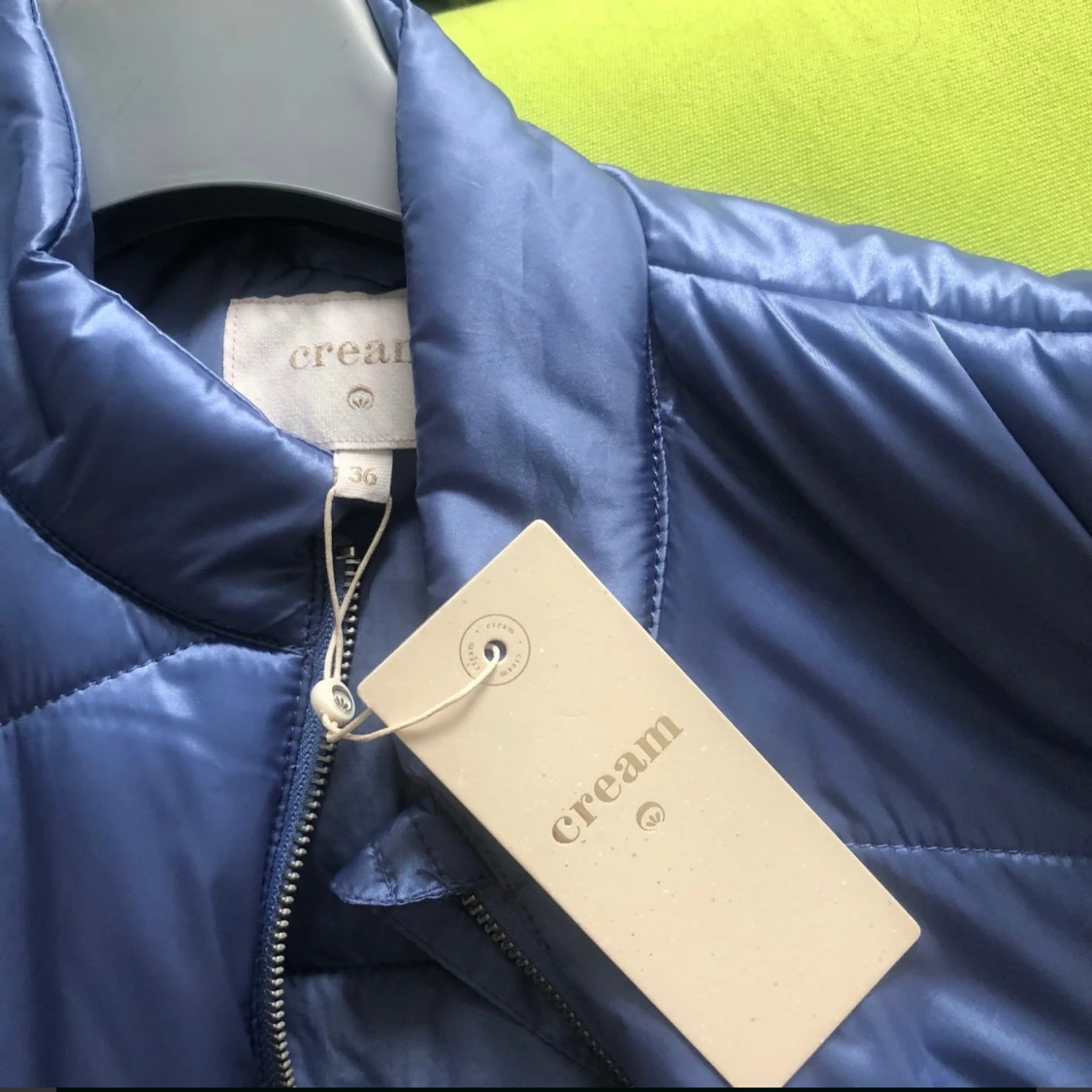 Blå quiltad pufferjacka från Cream - 3