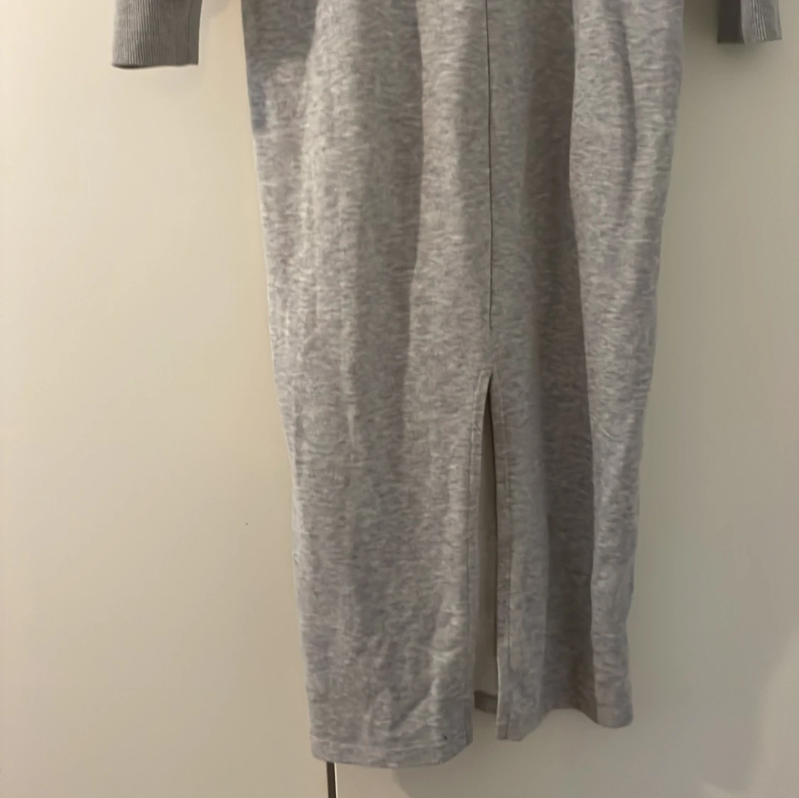 Grå lång hoodieklänning med slits - 3