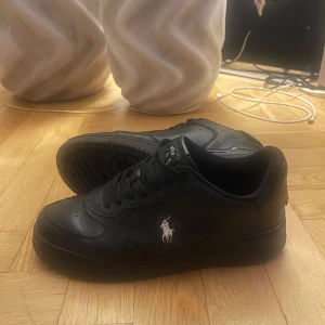 Svarta sneakers från Polo Ralph Lauren - Köpt på zalando och dem är rätt så använda men fortfarande bra skick. Vi kan diskutera priset 