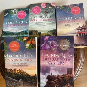 De sju systrarna-serien (Stormsystern, Skuggsystern, Pärlsystern, Månsystern, Den saknade systern) - Fängslande bokserie om sju systrar, full av äventyr, mysterier och känslor. Perfekt för dig som gillar episka berättelser, resor och starka karaktärer. Vackra omslag och spännande handlingar gör dessa böcker till riktiga bladvändare! 5 böcker ur serien!