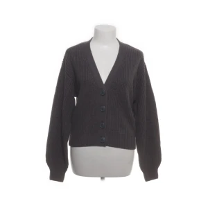 Mörkgrå kofta från ever.me XS - Mysig mörkgrå kofta från ever.me i stickad kvalitet. Modellen har v-ringning, stora knappar framtill och långa ärmar med ribbade muddar. Perfekt att slänga på sig när det är kyligt ute.