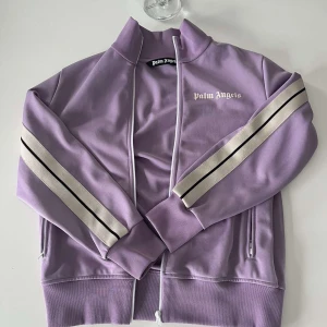 Lila Palm Angels ziptröja  - Tja, säljer en  lila Palm Angels zip tröjasom är 100% äkta i storlek M men passar även S. Nypris 5000kr men säljer för 1999 Skicket är 9/10 då den knappt är använd kan även gå ner i pris lite😁