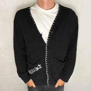 NN07 cardigan  - Riktigt fet cardigan, modellen är 185. Defekter visas på bild 4,5