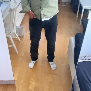Svarta straight jeans  - Säljer ett par svarta jeans från H&M med klassisk straight passform. Jeansen har fem fickor och en enkel design som funkar till allt. Materialet är robust denim och färgen är mörk svart. Perfekt för dig som gillar en clean och tidlös look.