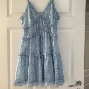 Klänning - Jättefin klänning från Nakd som tyvärr är lite stor för mig. Bra skick men lite solkrämsflöckar på banden!