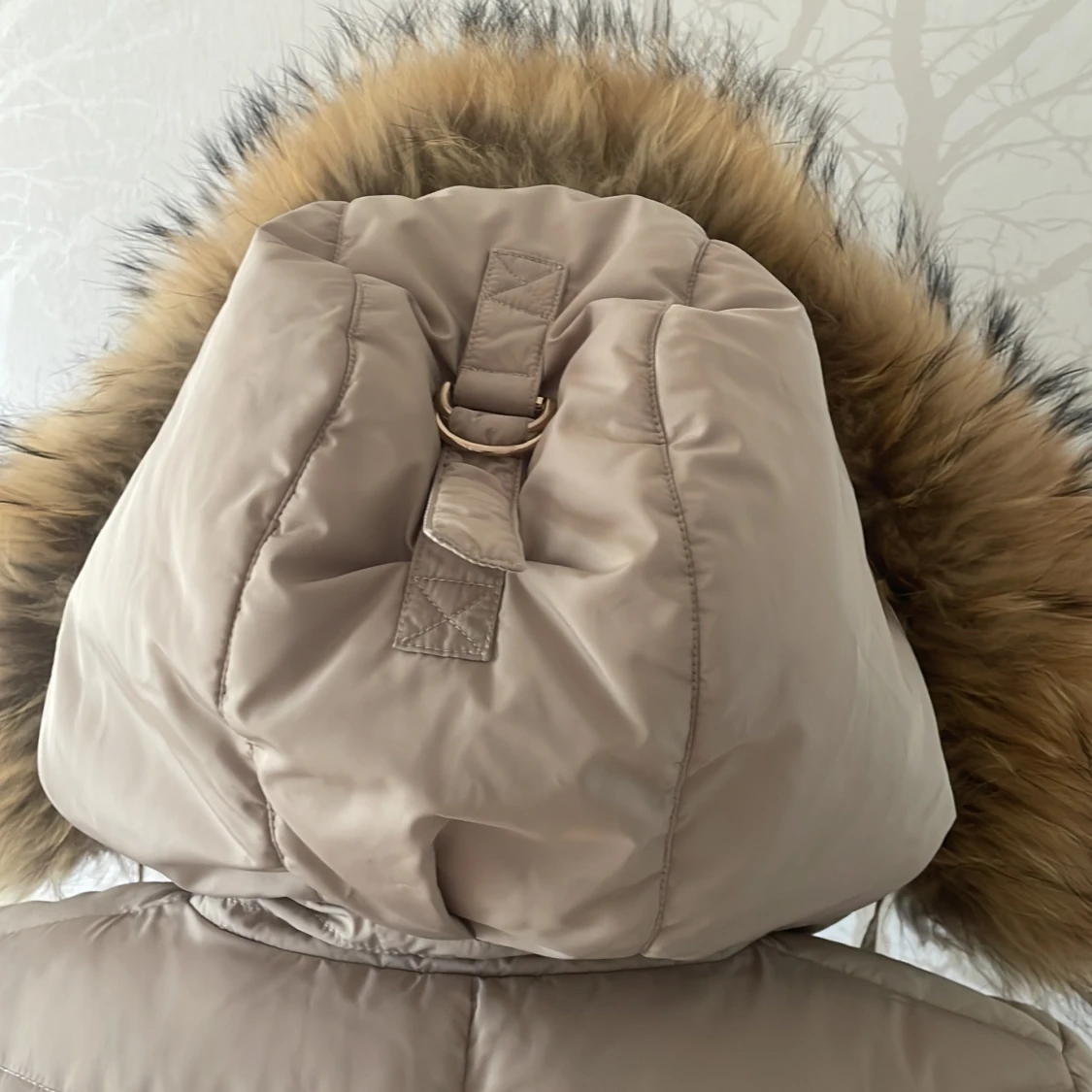 Beige pufferjacka med fuskpäls från Hollies - 3