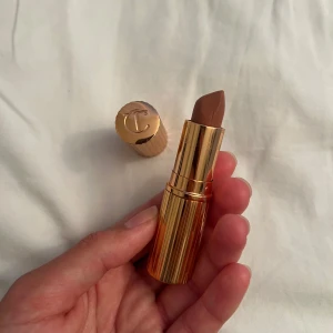 Läppstift - Läppstift från CT i färgen catwalking. Använd någon enstaka gång, ej min färg.