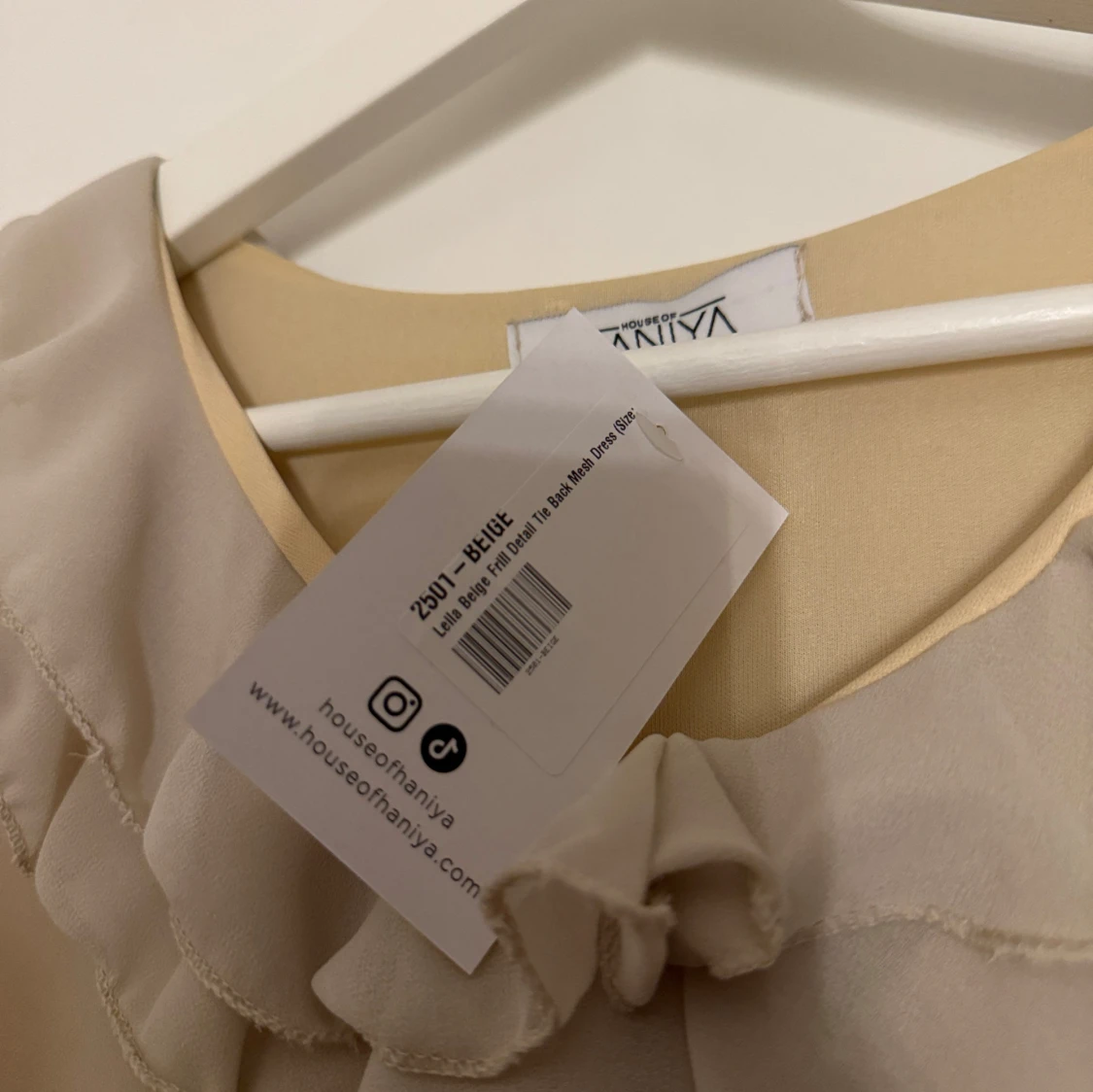 Beige långklänning med volang från Aavva - 4