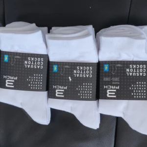 3-pack (9 par) vita strumpor – Seger – storlek 35–38 - Trepack vita, 35-38  bomullsstrumpor från Seger. Strumporna är enkla och stilrena, perfekta för vardagsbruk. Tillverkade i 80% bomull, 18% polyamid och 2% elastan för en skön och flexibel passform.