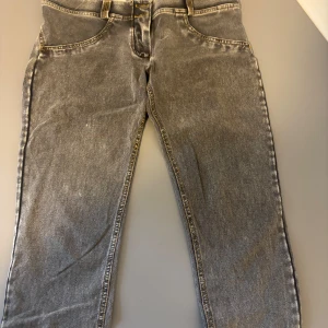 Grå WR.UP jeans från Freddy - Snygga grå jeans från Freddy WR.UP med cool tvättad look och kontrastsömmar. Modellen har låg midja och tight passform som framhäver figuren. Push-Up 