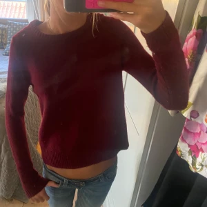 Vinröd stickad tröja - Snygg vinröd stickad tröja från Zara i storlek S. Jättesnygg till hösten och endast andvänd ett fåtal gånger!!💕
