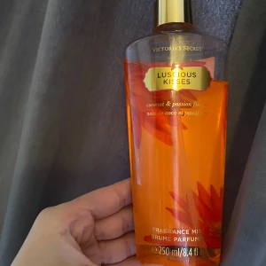 Victoria's Secret Luscious Kisses mist - Fräsch body mist från Victoria's Secret i doften Luscious Kisses med inslag av kokos och passionsblomma. Använd några gånger du kan se på bilden hur mycket det är kvar 