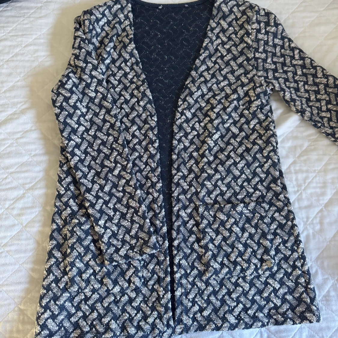 Mönstrad cardigan jacka i blått och vitt