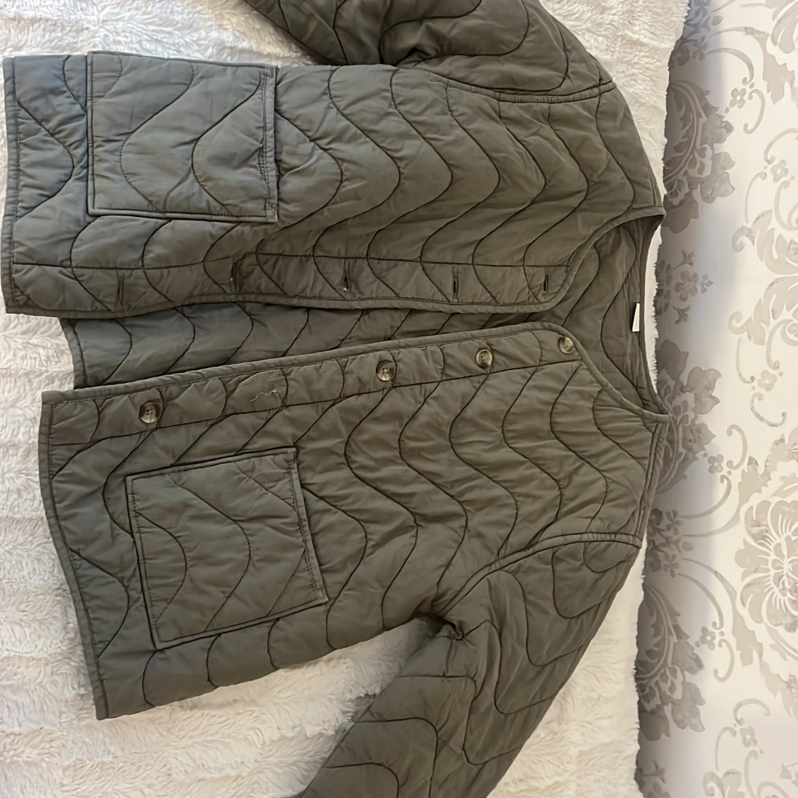 Olivgrön quiltad jacka med knappar - 3
