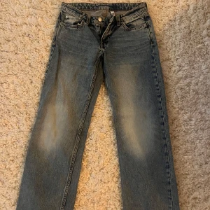 Arrow från Weekday raka blå jeans w25 L30 - Säljer ett par klassiska blå jeans i modell  Arrow.