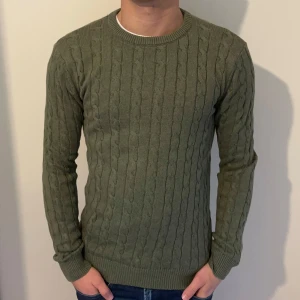 Kabelstickad John Henric Tröja - Snygg grön Kabelstickad från John Henric som är i ett mycket bra skick! // Storlek: Small, jag på bilden är 177cm // Hör av er vid frågor