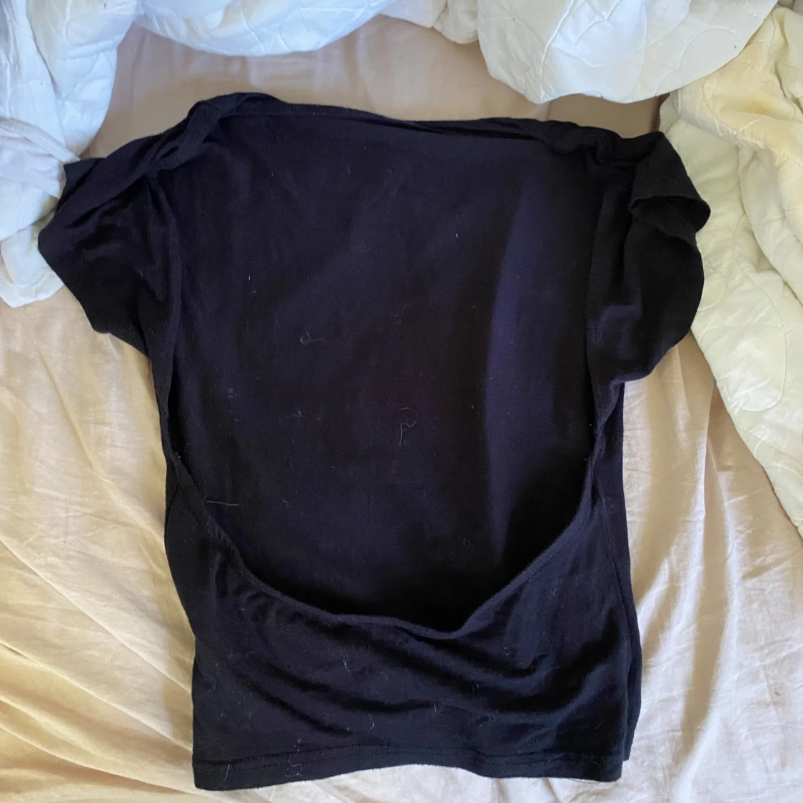 Svart croppad topp som är rygglös - 1