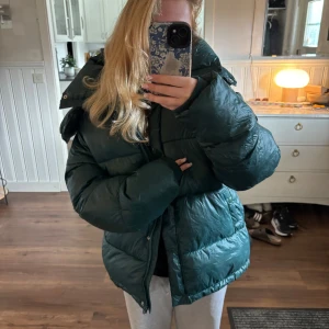 Mörkgrön jacka  - säljer denna supersnygga jacka från bikbok som är väldigt eftertraktad!!🩷obs har en liten fläck på armen men den syns knappt då jacka är i mörk färg⭐️