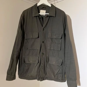 A Days March Overshirt mörkgrön  - Säljer denna sjukt snygga Overshirten från A Days March⭐️ Färgen är mörkgrön och storleken är L✅ Overshirten har inga defekter och skicket är utomordentligt🙌🤝 Sjukt najs passform och passar perfekt till hösten🍁🙌 Tveka inte på att höra av er dig vid minsta fråga eller fundering😊