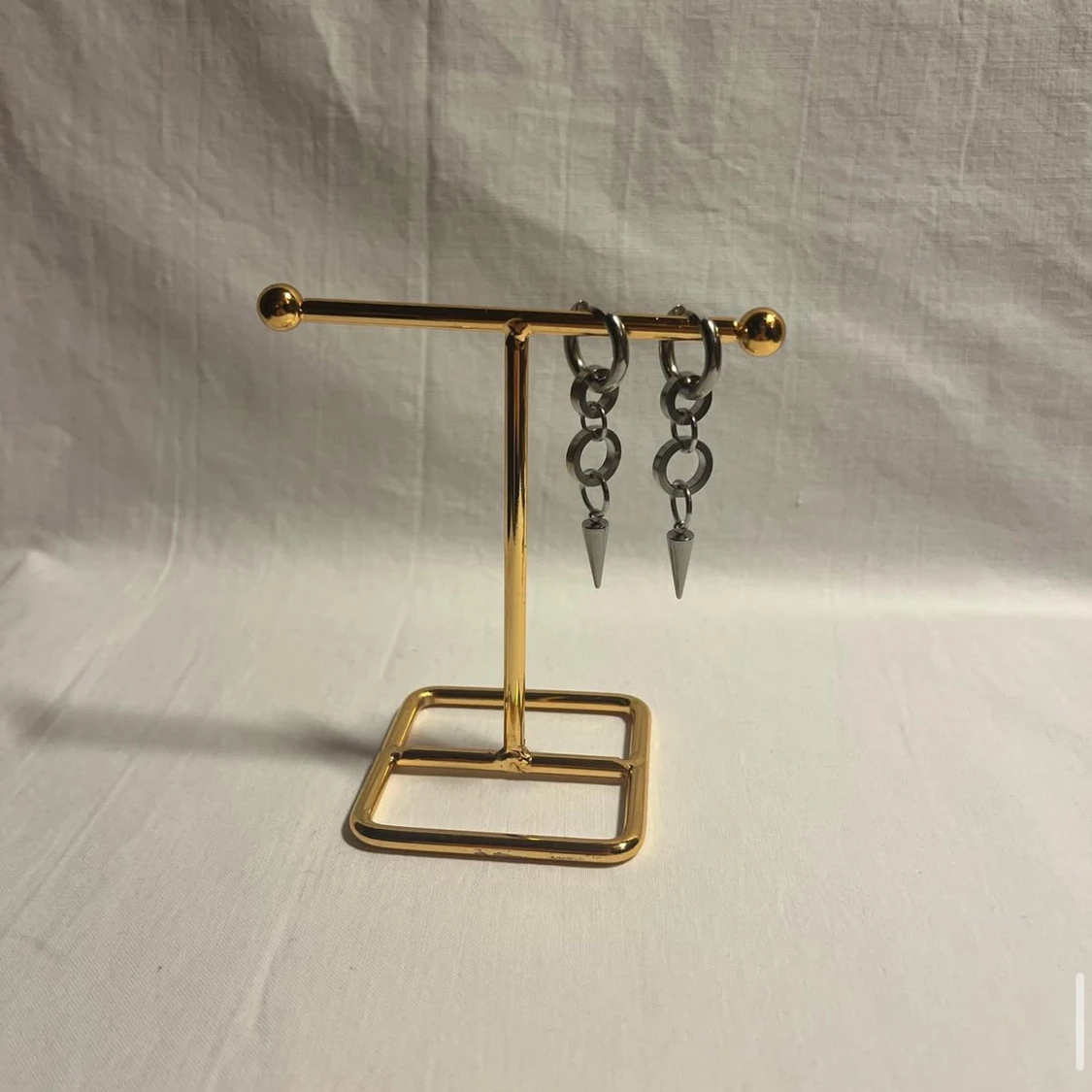 Silvriga örhängen med ringar och spikes - 1