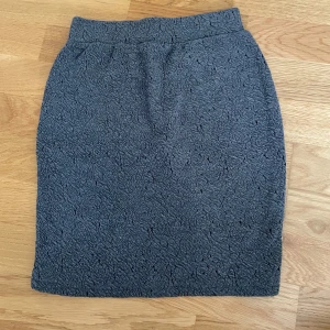 Grå mjuk kjol  - Säljer en söt och mjuk kjol ✨