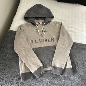 Ralph Lauren Hoodie - Säljer denna snygga Ralph Lauren hoodie. Hoodien passar storlek S-M och är i mycket fint skick, har inga defekter.