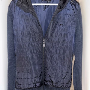 J.Lindeberg cardigan - Säljer nu min super snygga navy cardigan från J.Lindeberg. Den är i gott skick, men har används en del under en höst och vinter och har mindre tecken på användning. Köpt för 3600kr men går ej att köpa i denna färg längre (nypris för en svart är 4200kr). Passar dig som är runt 175-180cm. Hör av dig vid möjliga frågor! 