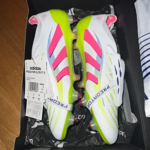 Adidas Predator fotbollskor elite - Helt nya Adidas Predator fotbollskor med skruvdobbar. Ingår en stor skruvdobbs förstärkare (den svarta på bilden) som hjälper att ta av och på skruvarna på dobbarna. Adidas sponsrade mig med dessa skor men passar mig inte riktigt. Skriv dm vid fler frågor. Pris kan diskuteras vi snabb affär.
