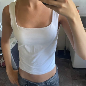 Vit croppad linnetopp - Fin vit topp från Gina. Endast använd 1 gång