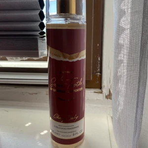 Sabrina Carpender body mist - Säljer min Sabrina carpender body mist som endast har blivit testad. I sista bilden syns hur mycket som finns kvar. Köpt för 200