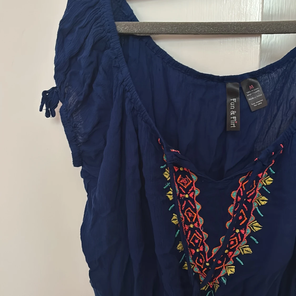 Mörkblå blus med broderi Fun & Flirt - 2