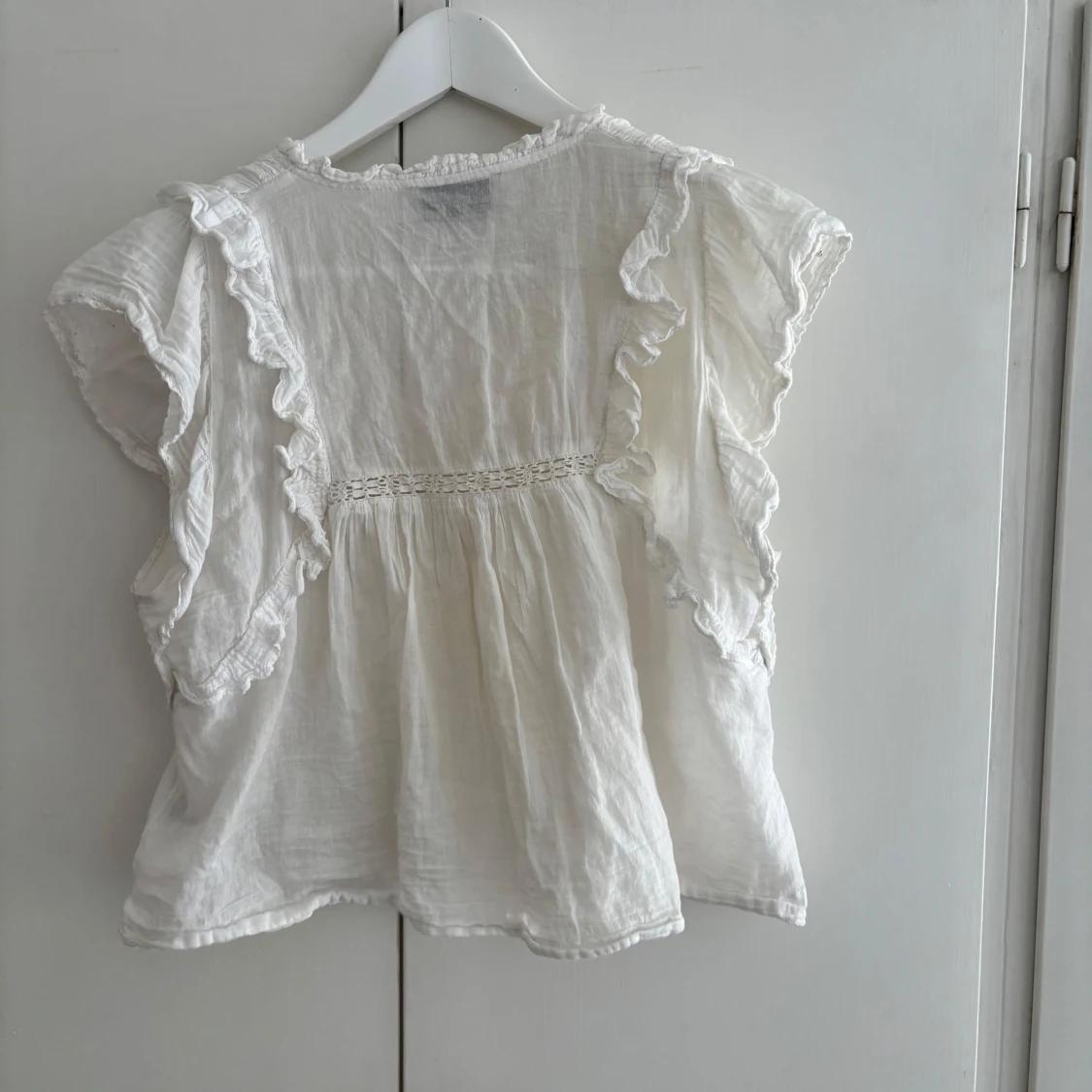 Vit blus med volang från Neo Noir - 2