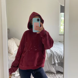 Gina Hoodie - Jätteskön hoodie från Gina tricot! Den har en liten fläck vid fickan men det är inget som man tänker på🥰