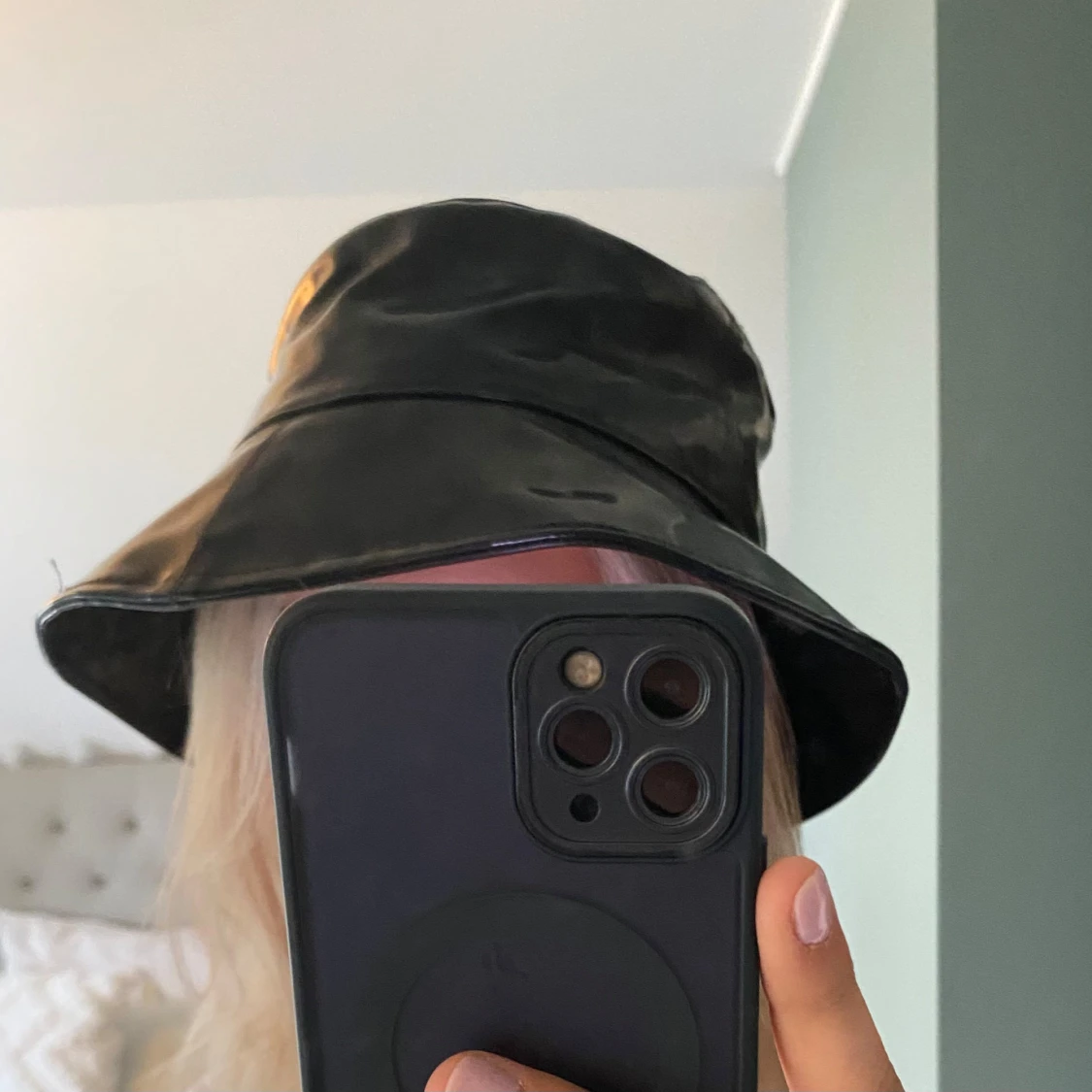 Svart bucket hat från WOS