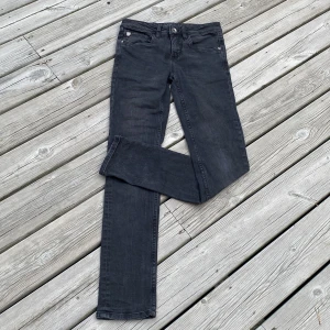 Mörkgrå superslim jeans från Garcia - Snygga mörkgrå jeans från Garcia, modell Xandro Superslim Fit med superslim midja och ben. Klassisk femficksdesign, silverfärgade detaljer och logotyp på bakfickan. Perfekt för dig som gillar en tight och modern look. Nypris: cirka 400kr mitt pris: 100kr