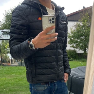 Ellesse Jacka - | Säljer en fett jacka från Ellesse som passar till nästan allt (kolla tiktok @fureresell)| Perfekt nu till hösten och cintern  Skick 9/10 den är använd men helt utan skador | Storlek L och sitter perfekt på mig som är 187 | Mitt pris är 399 men kan givetvis diskuteras!