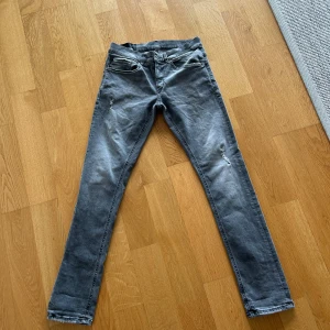 Dondup George - Riktigt schyssta dondup George i en eftertraktad färg, original slitningar och inga defekter, pris absolut diskuterbart