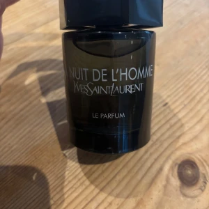 La Nuit De L'Homme Le Parfum YSL - Knappt använd, ca 99 ml kvar. OBS! Troligtvis inte äkta, även om doften är bra och uppenbarligen väldigt lik.