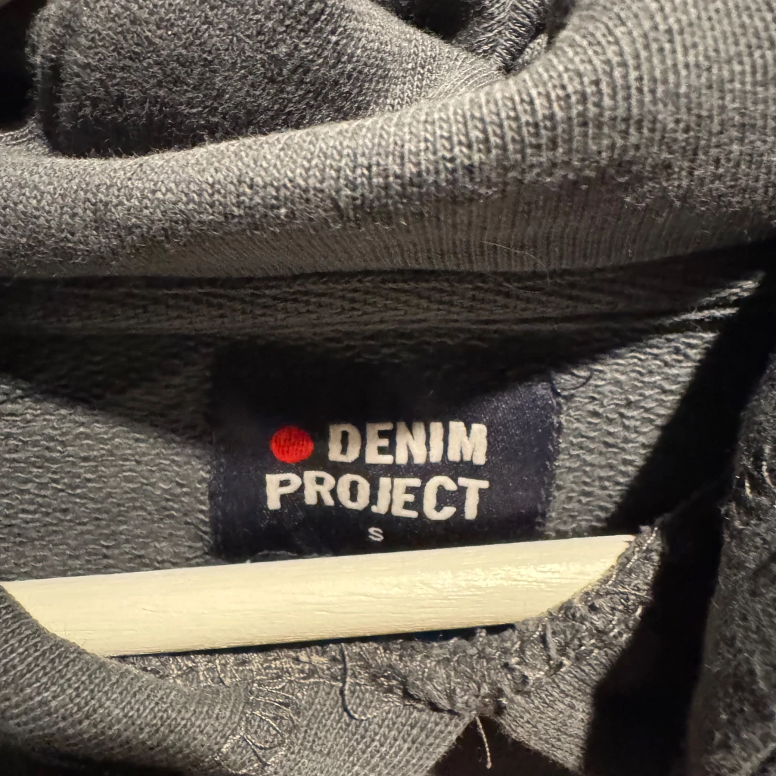 Mörkgrå hoodie från Denim Project - 1