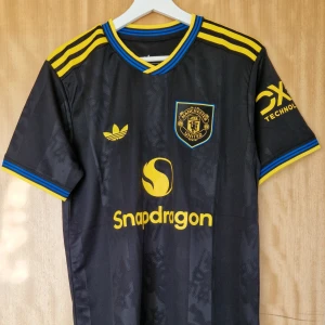 Mamchester United fotbollströja 25-26 - Manchester United repIika fotbollströja 25-26. Helt ny med tag. Storlek: Small