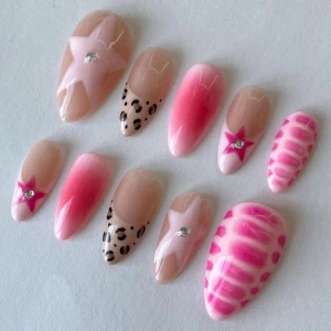Färgglada lösnaglar med stjärnor & mönster - Säljer ett set med 10 lösnaglar i olika former och storlekar. Naglarna har coola designer i rosa, nude och svart med stjärnor, leopardmönster, ombre och zebraränder. Inkluderar klister, nagelfil, lim, alkoholpad och träpinne för enkel applicering.
