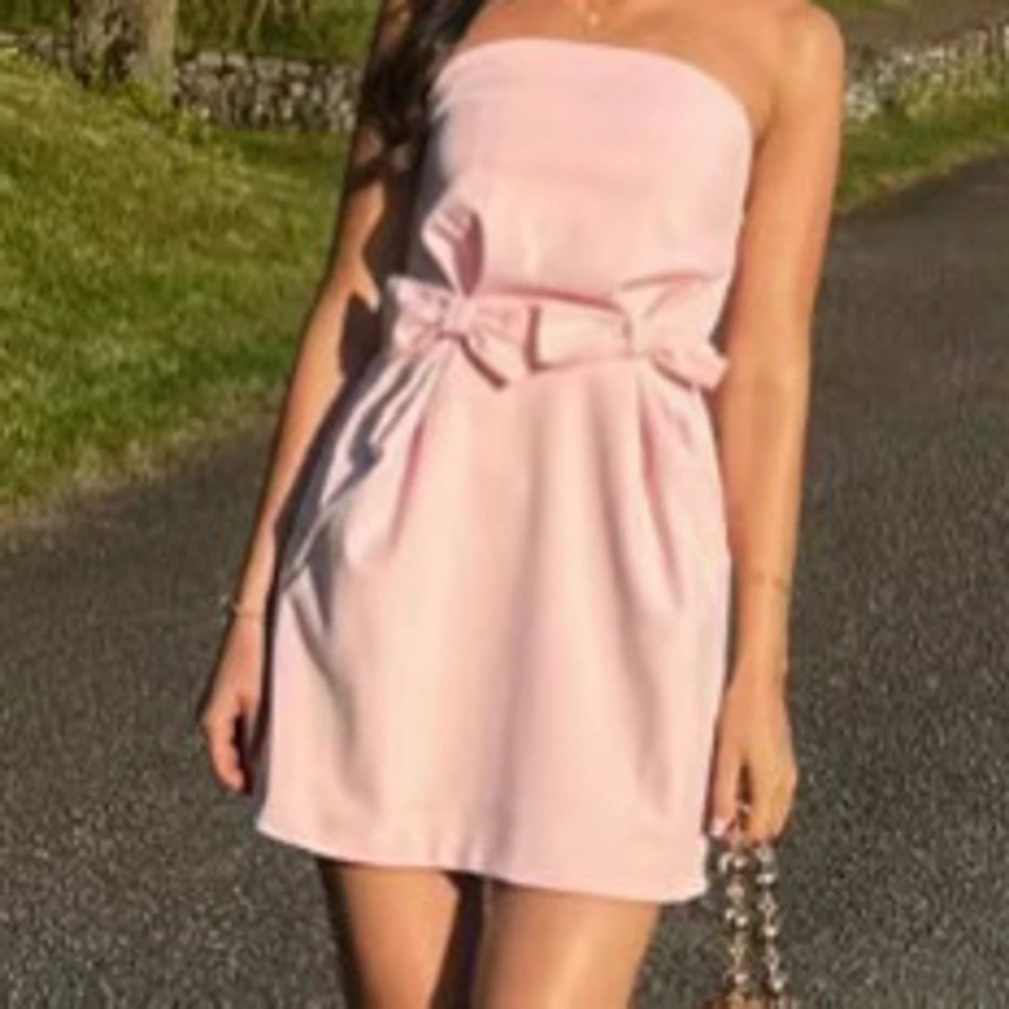 Ljusrosa axelbandslös kort klänning - 3