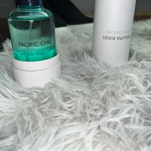 Louis Vuitton Pacific Chill parfym - Lyxig parfym från Louis Vuitton, Pacific Chill. Flaskan är i glas med en snygg blågrön färg och svart spraykork. Medföljer en stilren vit förvaringsask i hårdplast. Perfekt för dig som gillar exklusiva dofter och snygg design.