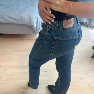 Levi's 505 blå jeans straight fit - Säljer ett par klassiska Levi's 505 jeans i blå denim med straight fit och normal passform. Byxorna har fem fickor, bruna sömmar och Levi's patch bak i midjan. Perfekt modell för dig som gillar tidlös stil och snyggt snitt. Nästan oanvända. Nypris 1100 kr. 