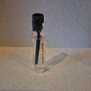 Milky Flower 2ml  - Milky Flower 2ml från ESSNCE endast doftat på den. 45kr ny.