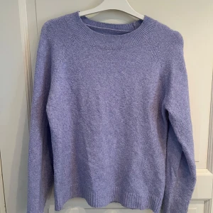 Ljuslila stickad tröja Vero Moda - Supermysig ljuslila stickad tröja från Vero Moda❤️❤️