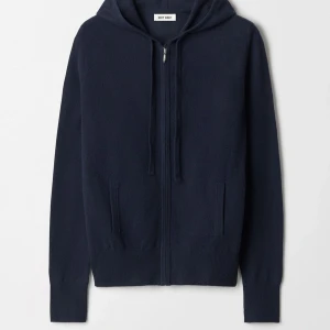 Mörkblå hoodie i kashmir från Soft Goat - Mörkblå soft goat tröja i 100% kashmir. Super skön och i fint skick förutom lappen som sitter löst och ett pytte litet hål i slutet av ena ärmen. Kom privat för fler bilder❤️