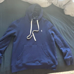 Marinblå hoodie från Polo Ralph Lauren - Snygg marinblå hoodie från Polo Ralph Lauren Storlek M, pris ej ristat i sten.
