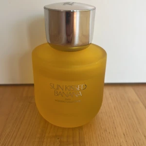 Zara Sun Kissed Banana parfym - Fräsch parfym från Zara Weekend Collection med namnet Sun Kissed Banana. Flaskan är matt gul med rund form och har ett stilrent silverlock. Perfekt för dig som gillar fruktiga och somriga dofter.